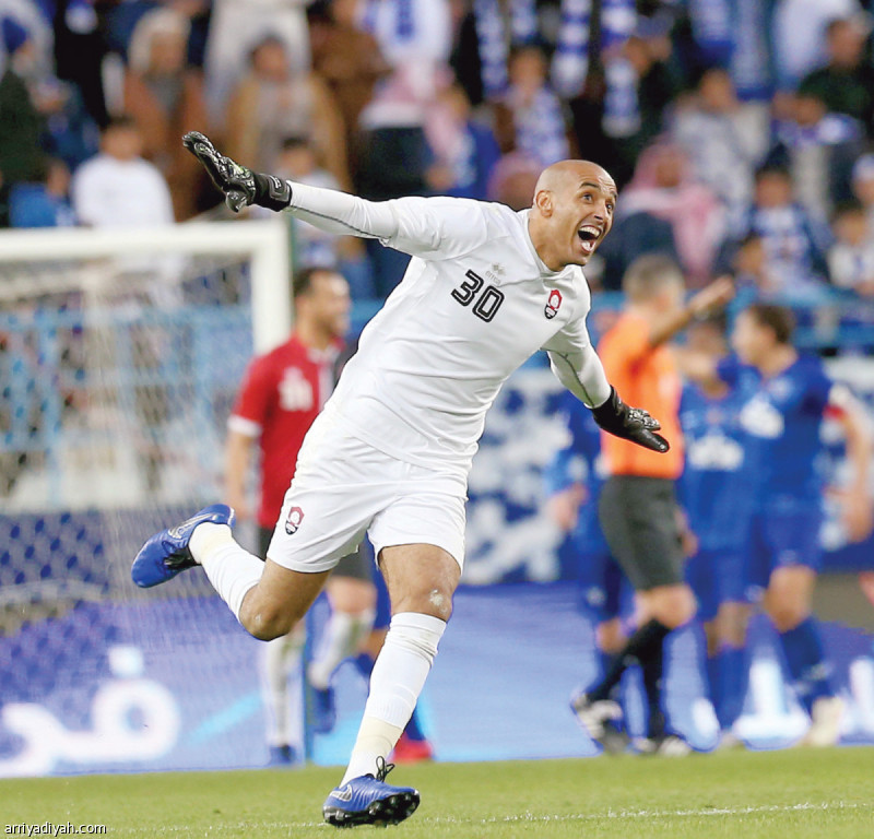ضيّع الهلال أمس نقطتين ثمينتين في سباق المنافسة على لقب دوري كأس محمد بن سلمان للمحترفين، بعد سقوطه في فخ التعادل بهدف لمثله أمام ضيفه الرائد في الجولة السادسة عشرة.. وبقي الهلال متصدراً بفارق 3 نقاط عن النصر تصوير: علي الظاهري