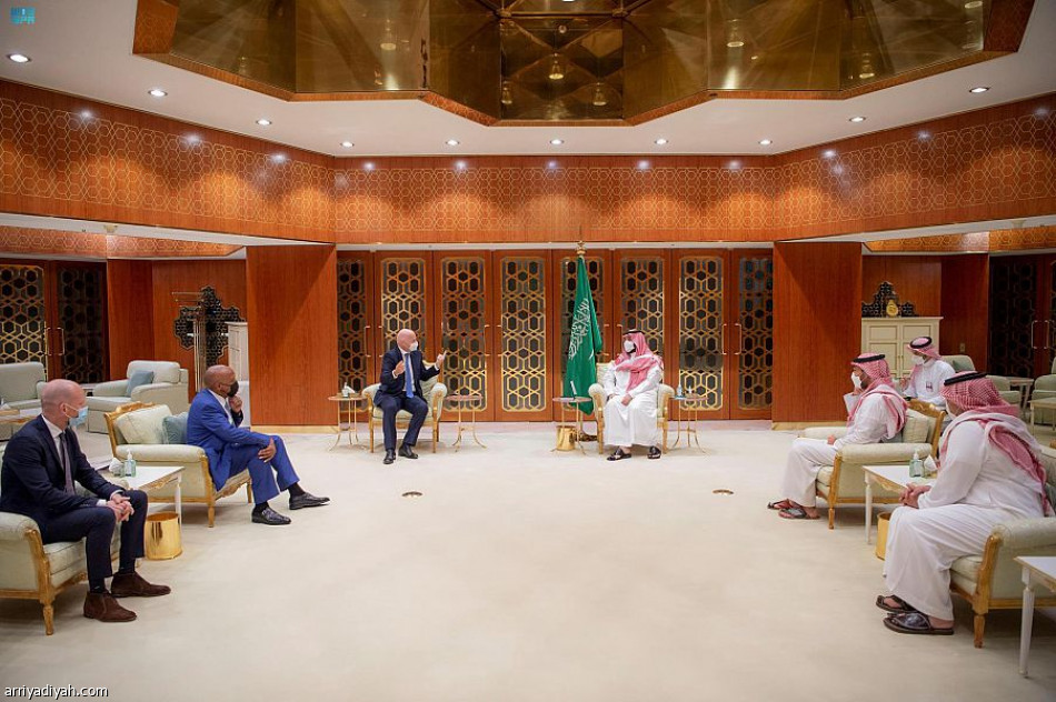 محمد بن سلمان يلتقي رئيسي الاتحادين الدولي والإفريقي