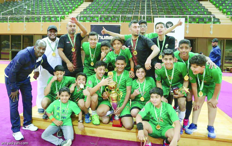 صورة التقطت أمس عقب تتويج فريق النور ببطولة الاتحاد السعودي لكرة اليد للبراعم (المركز الإعلامي ـ اتحاد اليد)