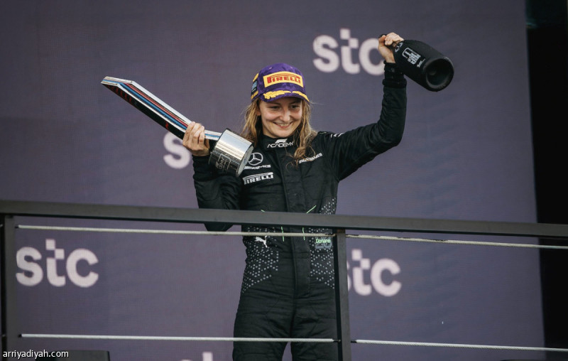 «فورمولا 1».. دوريان أول امرأة تقود سيارة مرسيدس