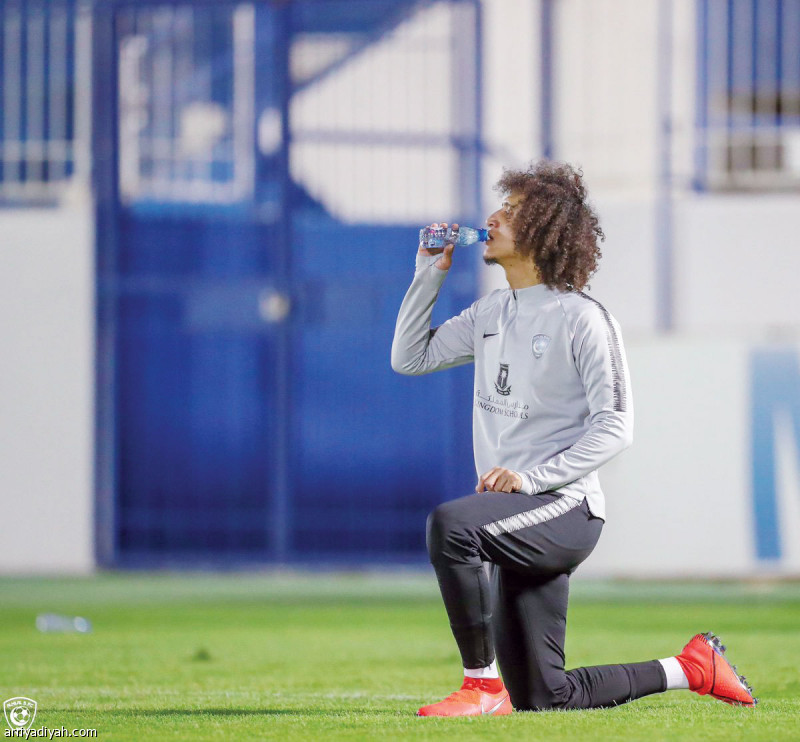 مائتان وثمانية أيام مضت منذ المباراة الأخيرة التي شارك فيها عمر عبد الرحمن لاعب فريق الهلال الأول لكرة القدم قبل تعرضه لإصابة الرباط الصليبي، حيث تغيّب خلال تلك الفترة التي أجرى فيها جراحة وتأهيلاً.. وعاد وشارك زملاءه اللاعبين.. ومن المصادفة أن المباراة التي تعرض فيها اللاعب للإصابة كانت عند الدقيقة 9 أمام الشباب.. وبالأمس عاد إلى التدريبات قبل مواجهة الشباب (المركز الإعلامي ـ الهلال)