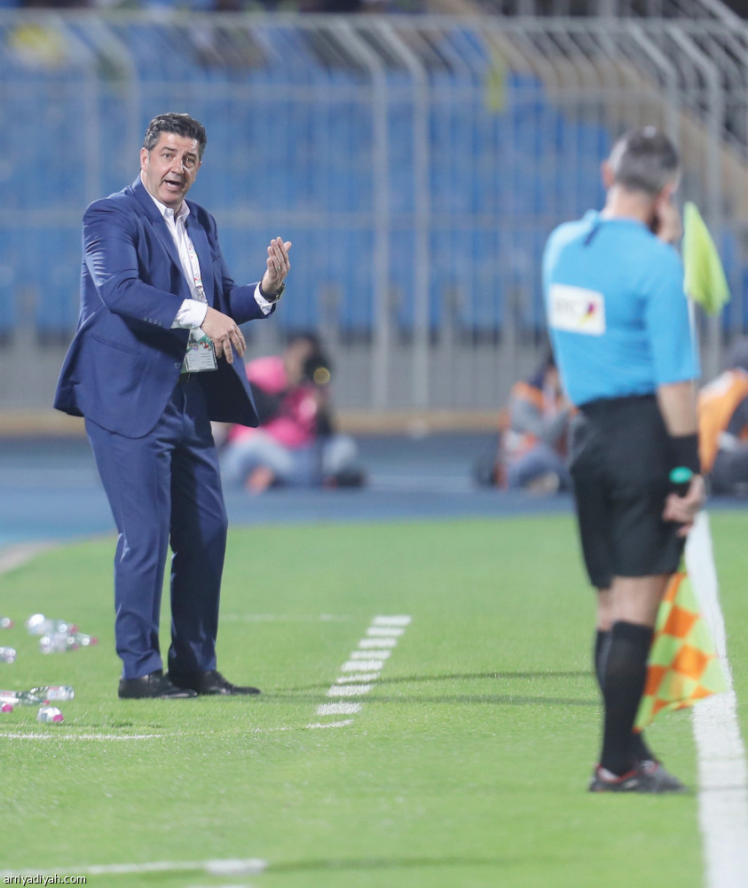 حماس فيتوريا مدرب النصر أثناء متابعته مجريات المباراة