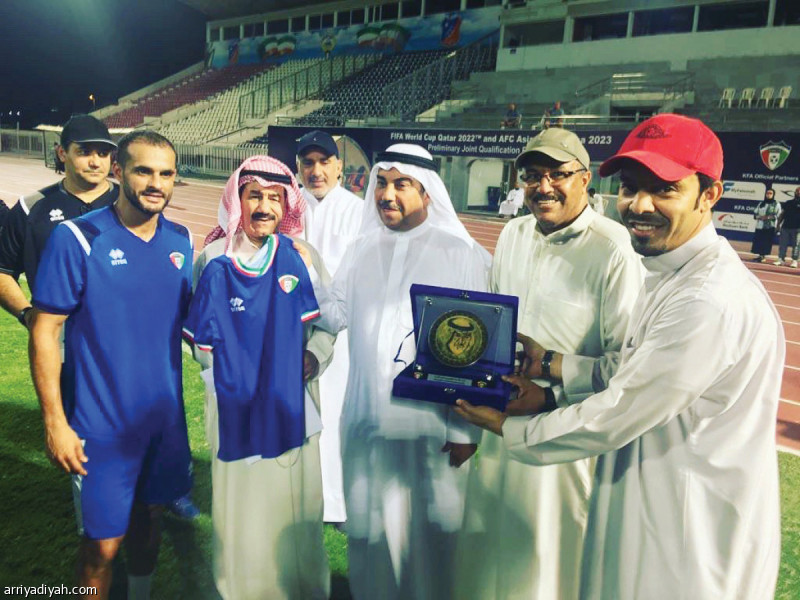 صورة التقطت أمس الأول للكاظمي أثناء تسلمه درعًا تذكارية من المطوع قائد الأزيرق وأعضاء الجهاز الإداري(المركز الإعلامي ـ اتحاد الكويت)