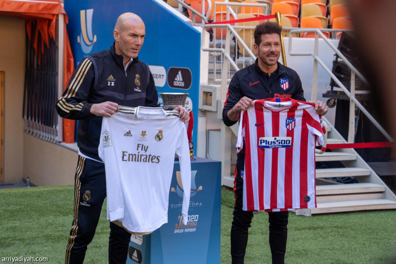 أجرى الفرنسي زين الدين زيدان مدرب ريال مدريد، والأرجنتيني سيميوني مدير الجهاز الفني لأتلتيكو مدريد المؤتمر الصحفي الخاص بنهائي كأس السوبر الإسباني في جدة، الأحد على ملعب الجوهرة المشعة، والتقى الفرنسي والأرجنتيني بوسائل الإعلام وبرفقتهما كأس البطولة.