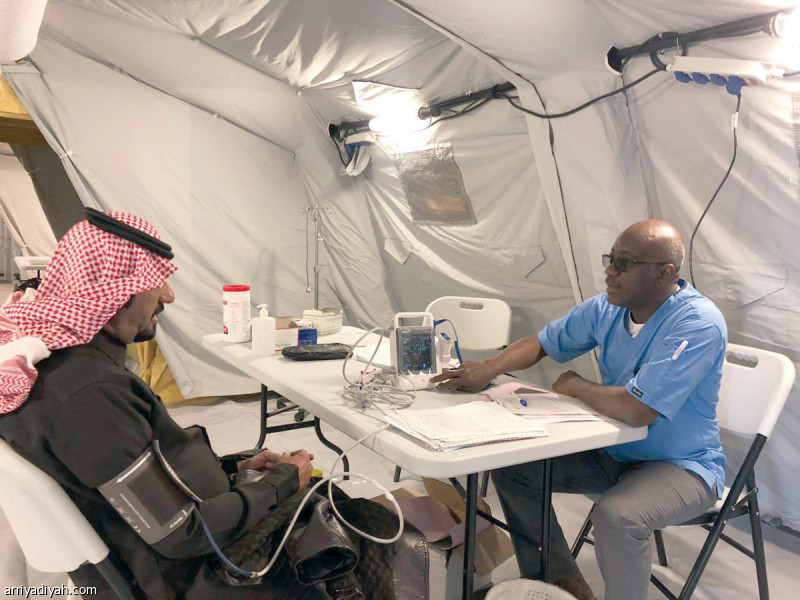 صورة التقطت أمس لزائر يقابل الطبيب في العيادة تصوير: بندر الرمالي
