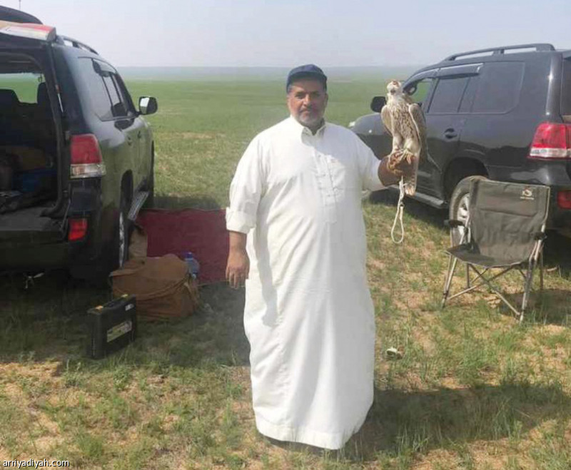 صورتان التقطتا أمس الأول لغانم المغني الصقار والطاروح السعودي الذي اعتاد جلب الصقور المنغولية الفاخرة من موقع الطرح في منغوليا بعد حصوله تراخيص طرح تبلغ قيمتها 13 ألف دولار وفق إجراءات نظامية تمنحها الحكومة المنغولية للصقارين (الرياضية)
