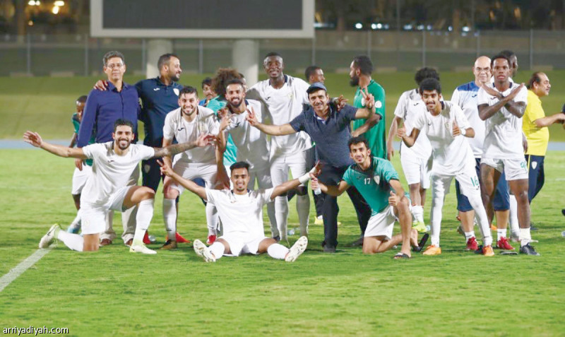 صورة التقطت أمس لفرحة لاعبي فريق نجران الأول لكرة القدم يحتفلون بالفوز الأول في الدوري على حساب جدة (المركز الإعلامي ـ دوري الأمير محمد بن سلمان)