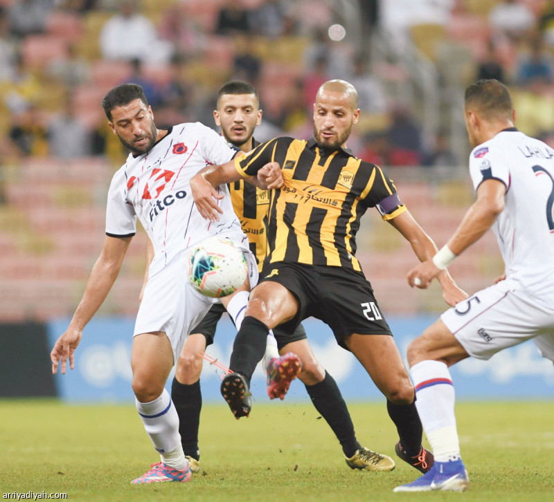صورة التقطت أمس لكرة مشتركة بين كريم الأحمدي لاعب الاتحاد ورضا زهراوي لاعب أولمبيك آسفي خلال مباراة الفريقين في كأس الملك محمد السادس للأندية الأبطال وسط متابعة عبد الإله المالكي من أصحاب الأرض وزكريا لهلالي من الضيوف تصوير: علي خمج