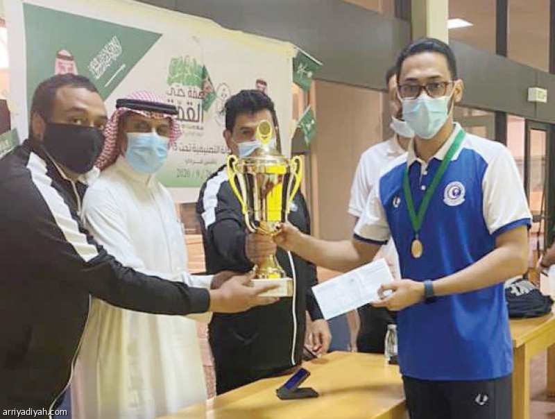 صورة التقطت أمس لخالد السعيد المدير التنفيذي لاتحاد الإسكواش يسلم الحازمي كأس البطولة (المركز الإعلامي ـ اتحاد الإسكواش)