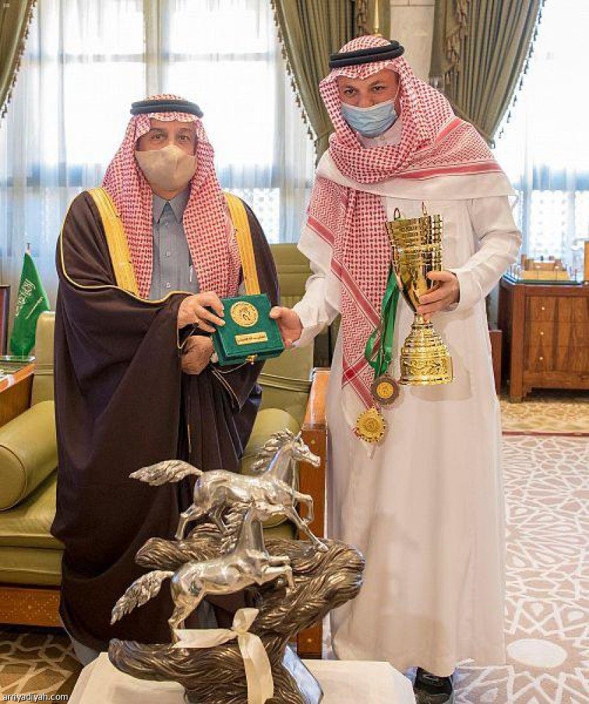 نخبة الفرسان يتنافسون على كأس المرتجز لقفر الحواجز