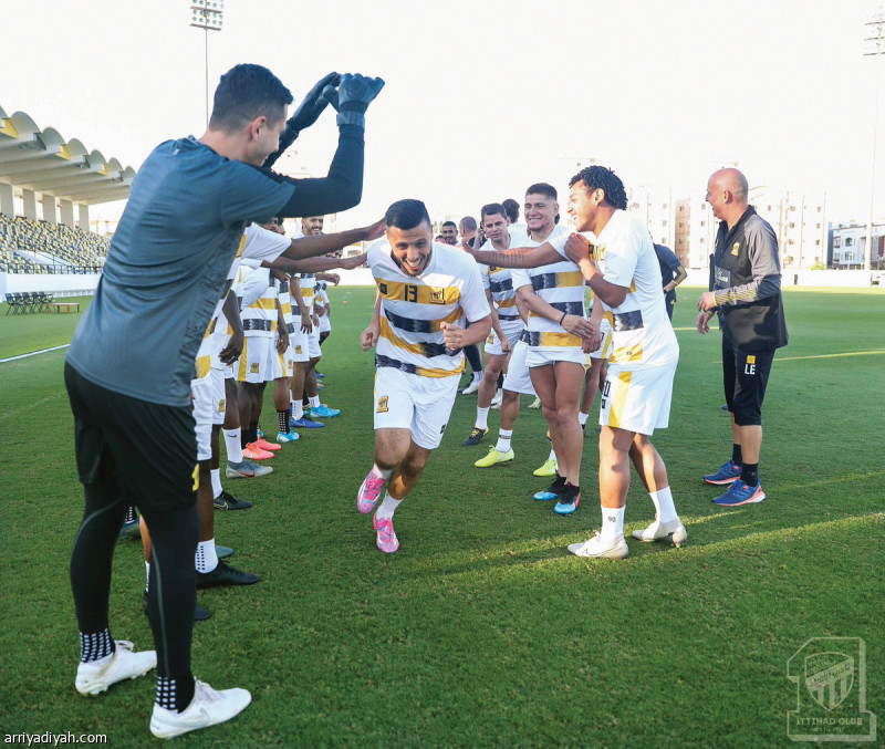 صورة التقطت أمس للاعبي الاتحاد يرحِّبون بالتونسي أنيس البدري في حضور الجهاز الفني(المركز الإعلامي ـ الاتحاد)