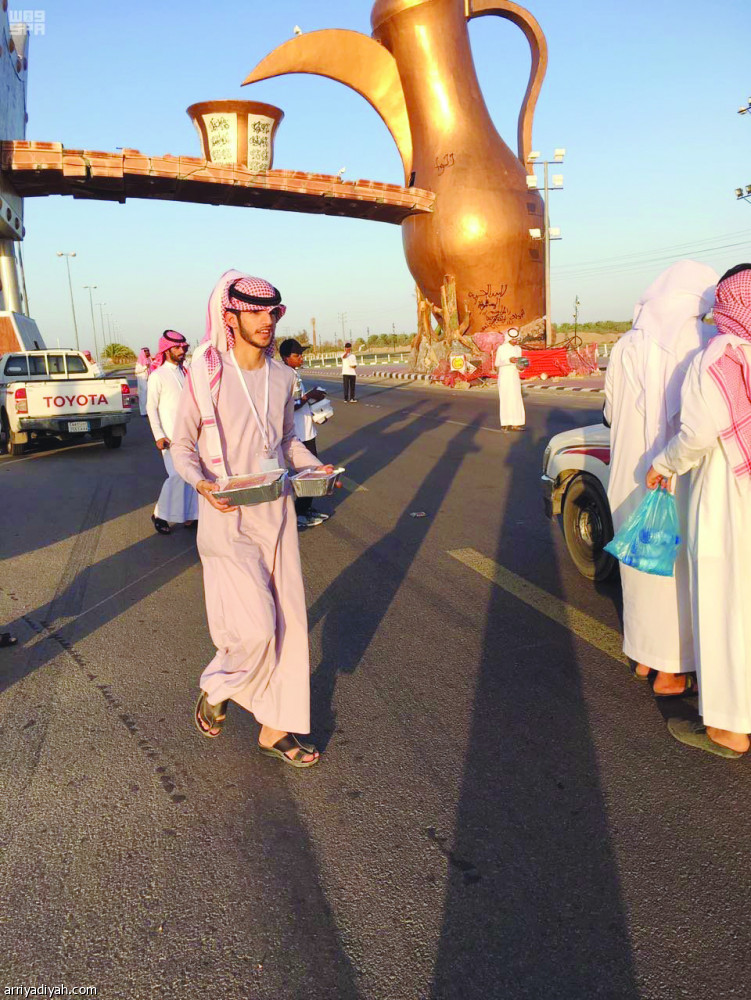 نادي نماء يوزع وجبات إفطار على المسافرين