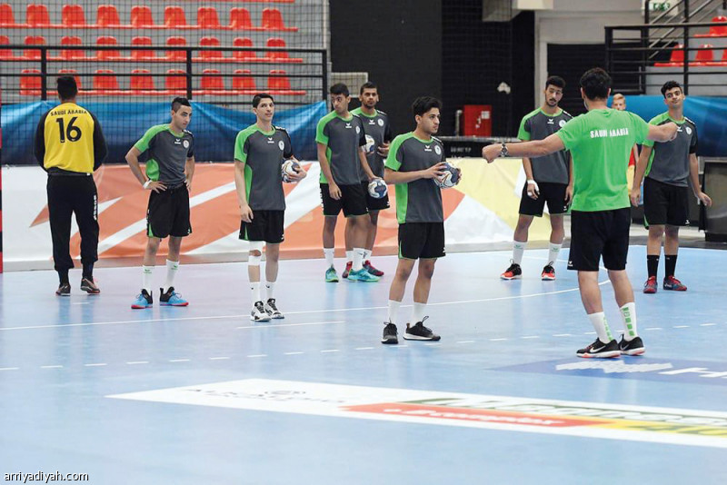 صورة التقطت أمس للمنتخب السعودي لكرة اليد للناشئين والمدرب يحاضر اللاعبين قبل بداية التدريبات استعدادًا للقاء اليوم أمام الصين تايبيه (المركز الإعلامي ـ اتحاد اليد)