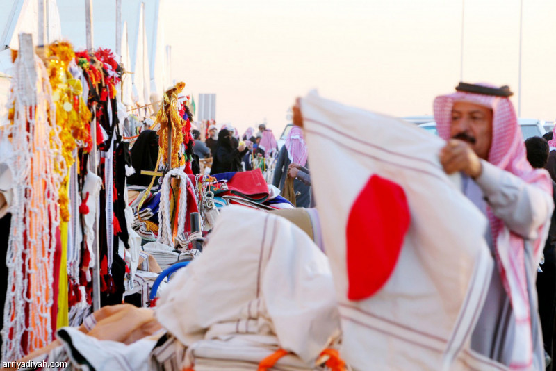 صورة التقطت أمس لسوق الدهناء المركز التجاري المحاذي لمهرجان الملك عبد العزيز ويبدو متسوقون يشترون احتياجات إبلهم وبعض المقتنيات الخاصة تصوير: بندر الرمالي