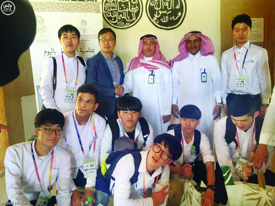 وفد شبابي كوري يزور المصمك