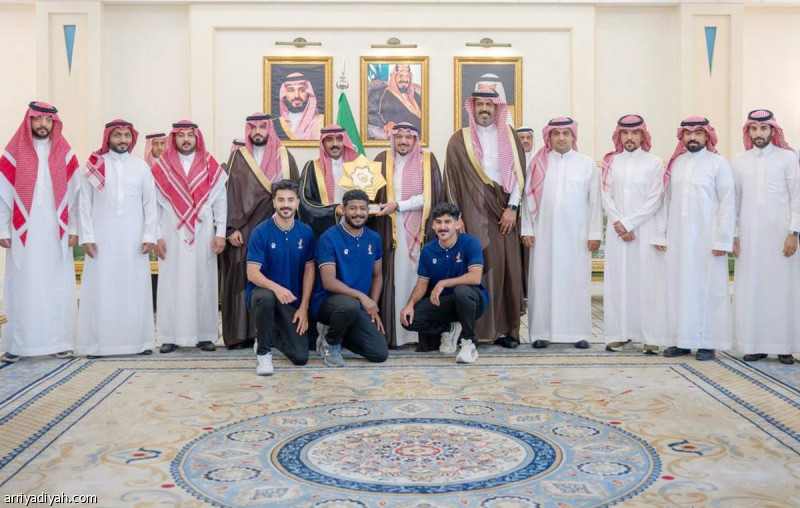 أمير القصيم يستقبل «الصقر»