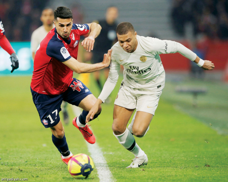 صورة التقطت أمس الأول للفرنسي كيليان مبامي لاعب باريس سان جيرمان ينطلق بالكرة وإلى جانبه التونسي محمد زكي لاعب ليل (الفرنسية)