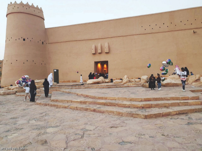 صورة التقطت أمس الأول لسكان وزوار مدينة الرياض أثناء دخولهم إلى قصر المصمك (المركز الإعلامي ـ هيئة السياحة والتراث الوطني)