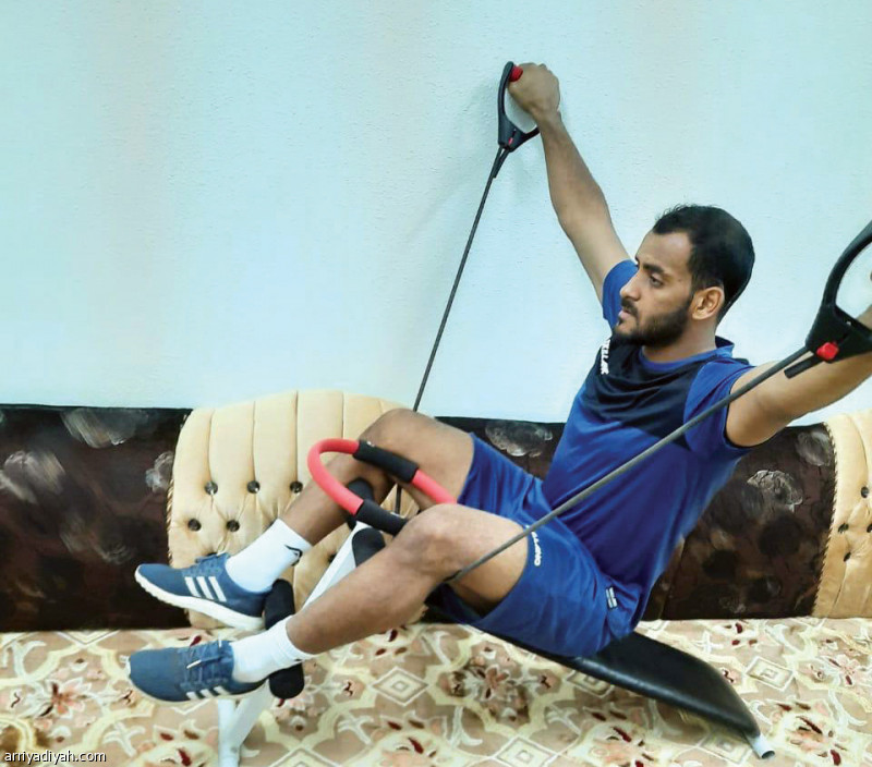 صورة التقطت أمس للبديدي يستخدم حبالًا مطاطية أثناء تدريباته اليومية (صورة خاصة بالرياضية)