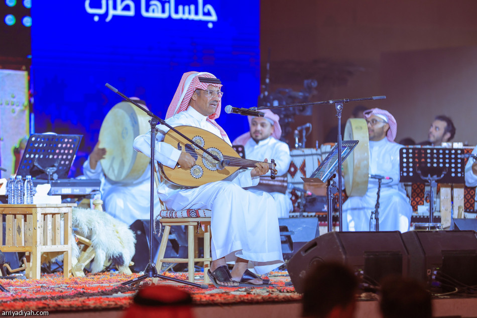 خالد عبدالرحمن يطرب حضور مسرح «جادة الإبل»