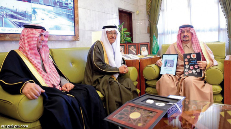 صورة التقطت أمس من استقبال أمير الرياض لمحمد الوعيل وعماد الدغيثر صاحب شركة «سماء نور»(واس)