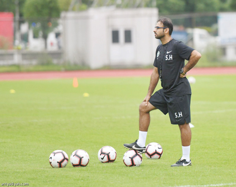 صورة التقطت أمس لسعد الشهري مدرب المنتخب السعودي لكرة القدم دون 23 عامًا أثناء قيادته أول حصة تدريبية في معسكر الصين التحضيري لنهائيات كأس آسيا 2020 (المركز الإعلامي ـ المنتخب السعودي)