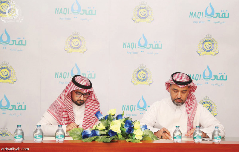صورة التقطت أمس لناصر الجميد عضو مجلس إدارة النصر وعبد العزيز الصائغ المدير العام للمبيعات والتسويق في شركة نقي للمياه أثناء توقيعهما عقد الشراكة (المركز الإعلامي ـ النصر)