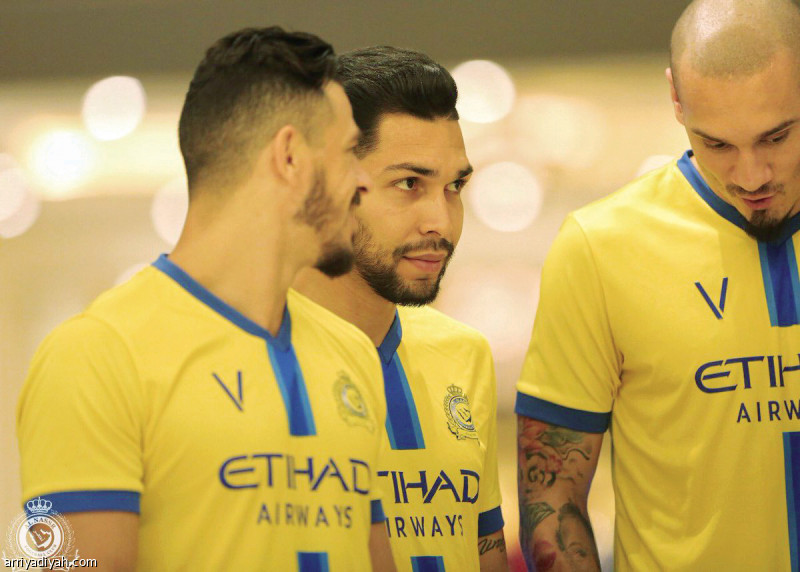 صورة التقطت أمس للثلاثي البرازيلي جوليانو وبيتروس ومايكون لاعبي النصر يتبادلون أطراف الحديث وهم خارجون من غرفة تبديل ملابس اللاعبين (المركز الإعلامي ـ النصر)