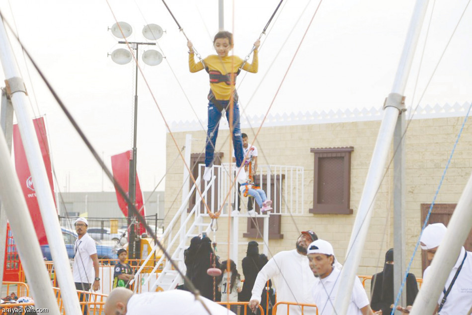 القرية.. 
سيرك وفن وألعاب شعبية