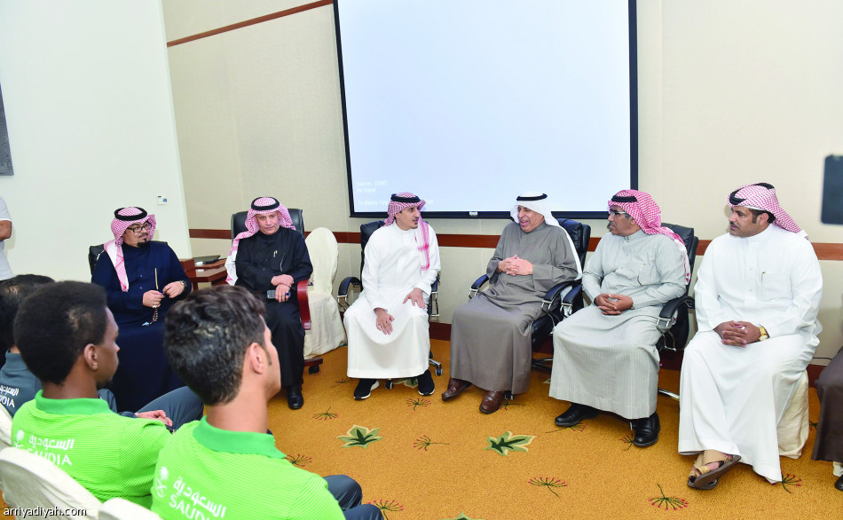 السفير مطمئن بعد زيارة المعسكر