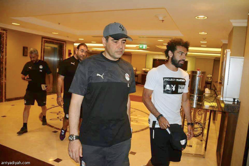 صورة التقطت أمس لمحمد صلاح لحظة وصوله مقر سكن المنتخب المصري (المركز الإعلامي ـ الاتحاد المصري)