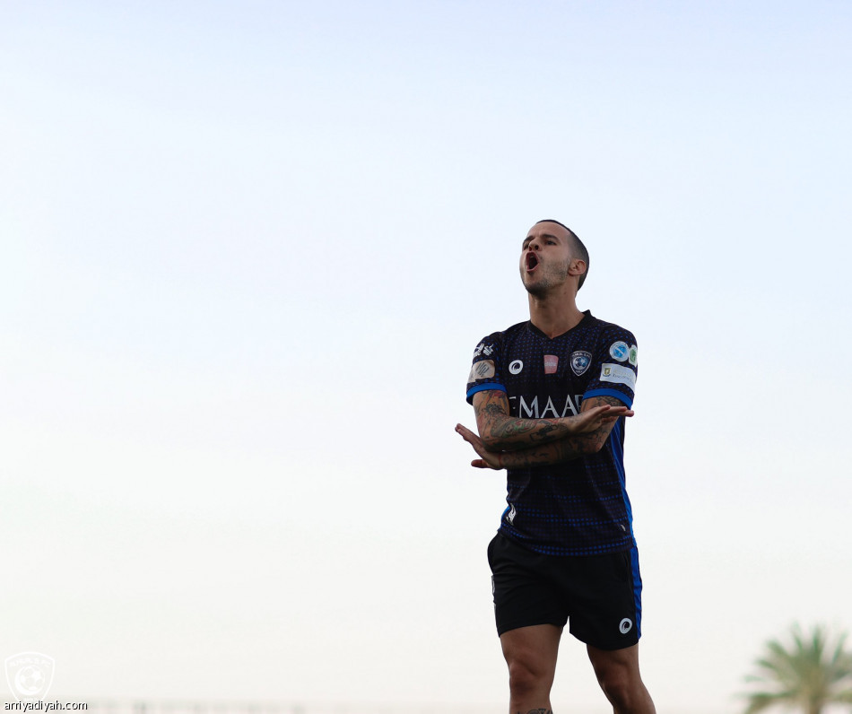 ميكالي يرفع لياقة لاعبي الهلال.. والعبدان يغيب
