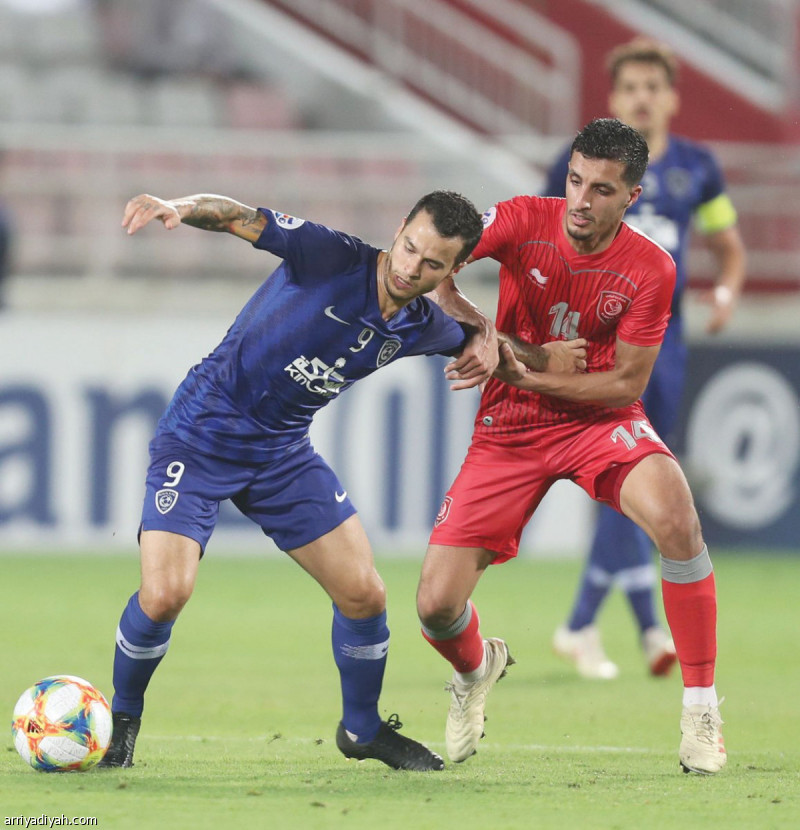 صورة التقطت أمس للإيطالي جيوفينكو لاعب وسط فريق الهلال الأول لكرة القدم يحاول السيطرة على الكرة فيما عبد الله الأحرق لاعب الدحيل يمسكه بيده ويحاول منعه من التقدم في المباراة التي انتهت بالتعادل الإيجابي
