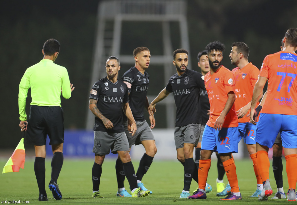 الفيحاء يسقط  الهلال.. ويقلل حظوظه في اللقب