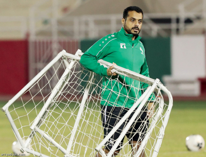 صورة التقطت أمس لخالد العطوي مدرب الاتفاق يحمل مرمى قبل استخدامه في التدريبات على ملعب عبد الله الدبل في مقر النادي تصوير: عيسى الدبيسي