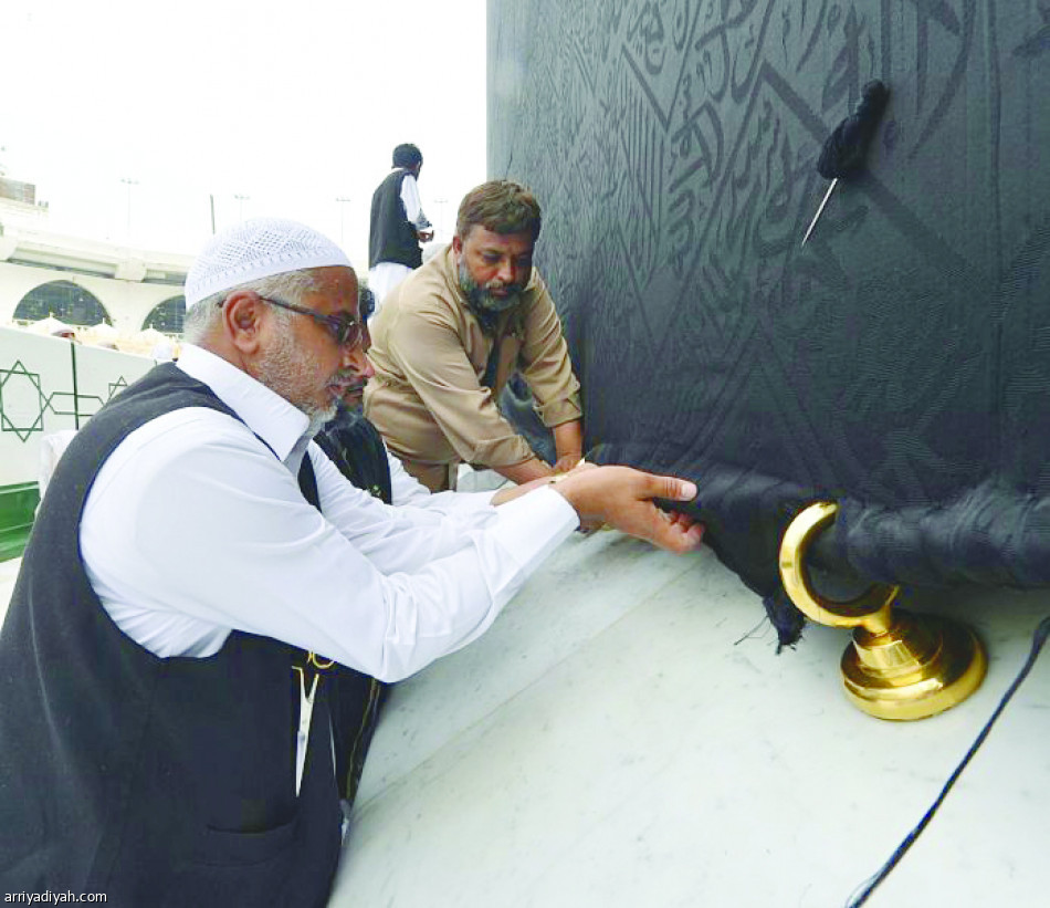 صيانة يدوية لثوب الكعبة المشرفة