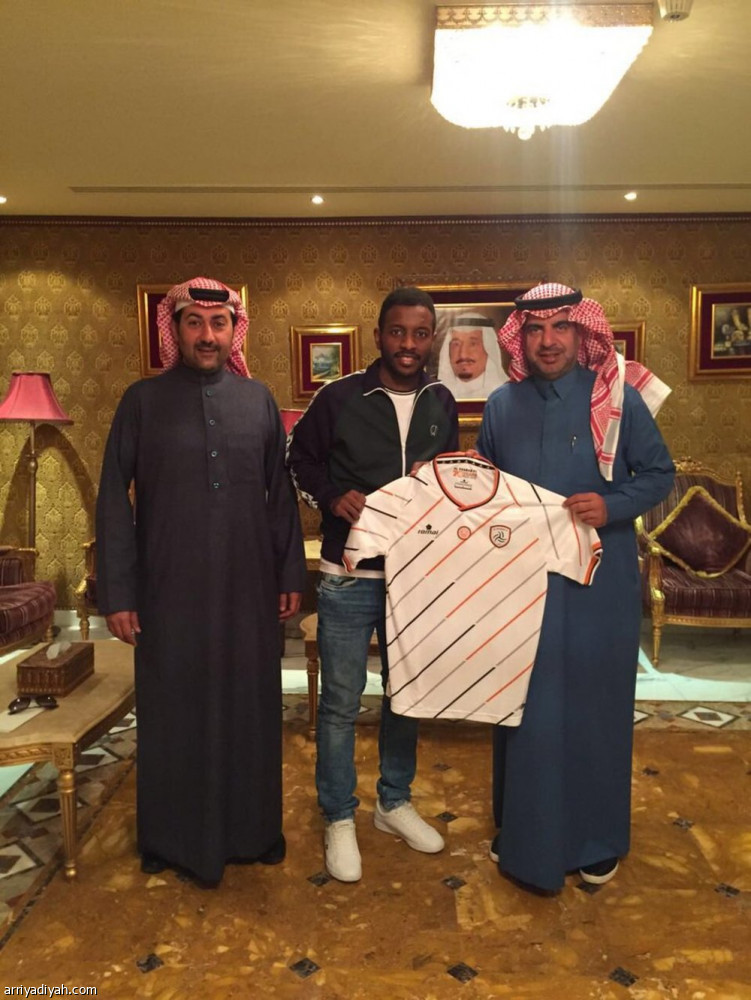 الشباب يتعاقد مع ثلاثي الهلال