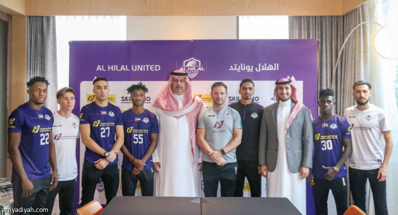 صورة التقطت أمس عبد الله بن مساعد مع مدرب الفريق وعدد من لاعبيه (المركز الإعلامي ـ الهلال يونايتد)
