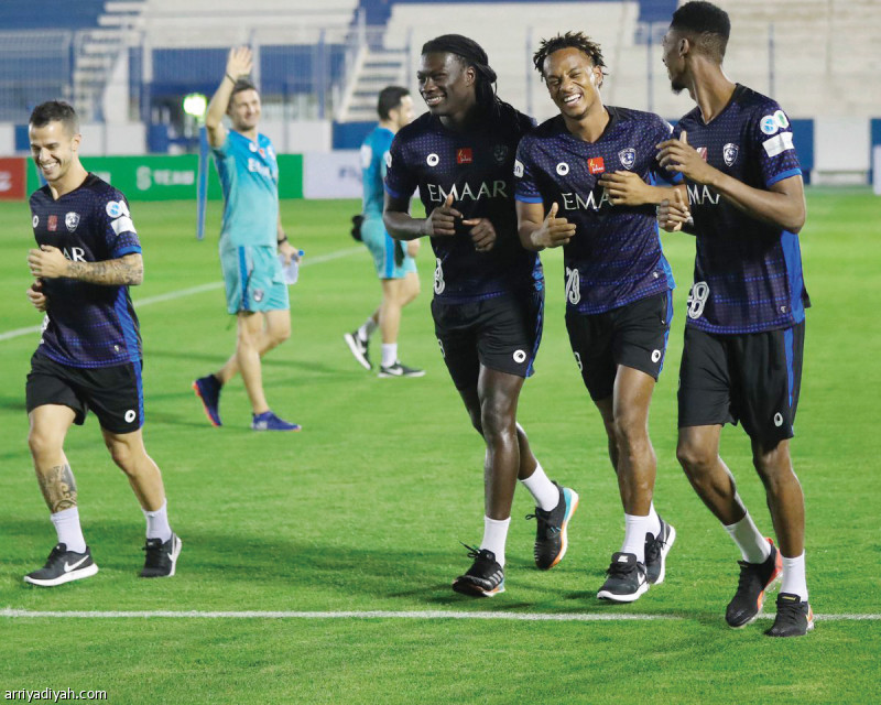 صورة التقطت أمس لكنو وكاريلو وجوميز لاعبي الهلال أثناء تأدية الحصة التدريبية (المركز الإعلامي ـ الهلال)