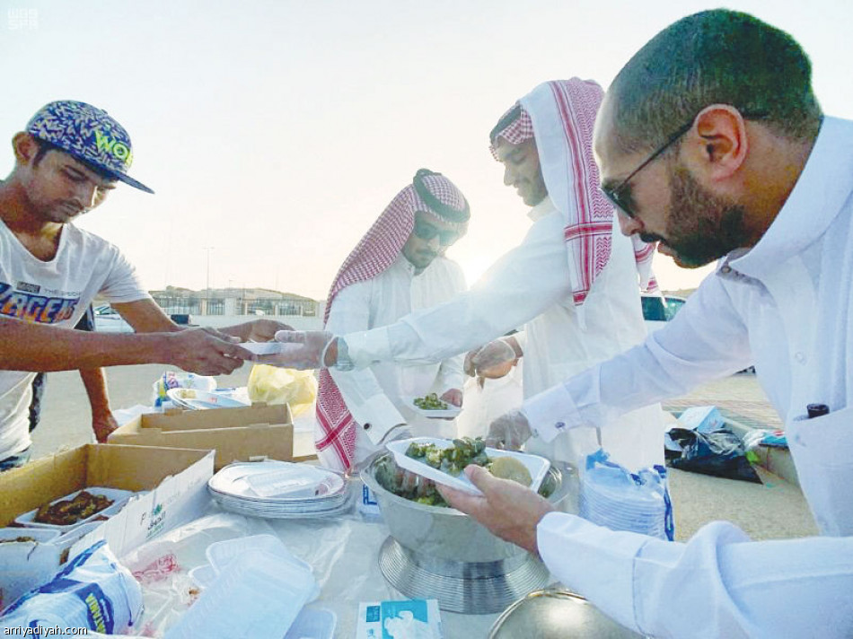 الحي 
يتمسك بالإفطار الجماعي