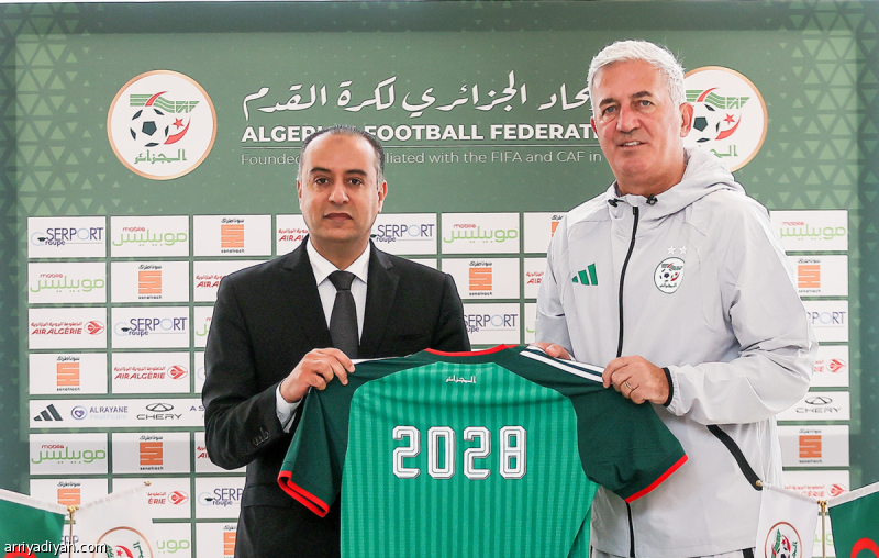 «محاربو الصحراء» يمددون عقد بيتكوفيتش