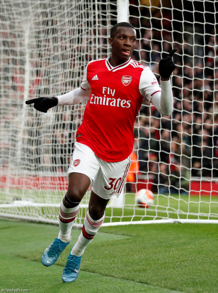 أوباميانج يقود أرسنال إلى فوز مثير على إيفرتون