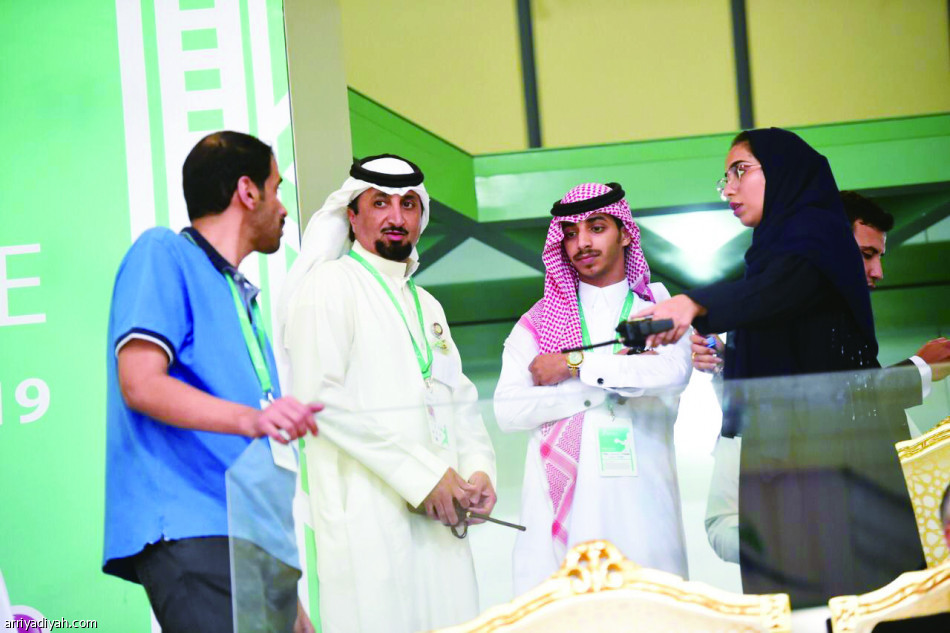 الوحدة
يلامس البرونزية