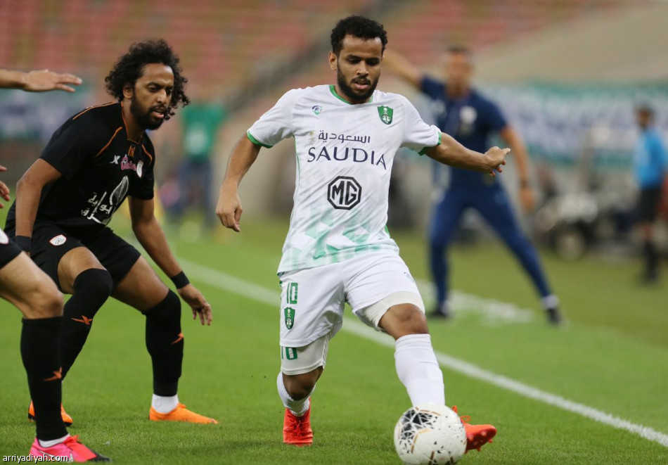 الشباب يعثر الأهلي.. ويهدد مقعده الآسيوي