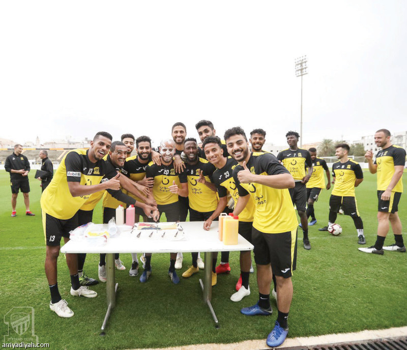 صورة التقطت أمس للاعبي الاتحاد يحتفلون بيوم ميلاد المغربي كريم الأحمدي لاعب الفريق قبل بداية التدريبات استعداداً للقاء الشباب في الجوهرة المشعة اليوم(المركز الإعلامي ـ الاتحاد)