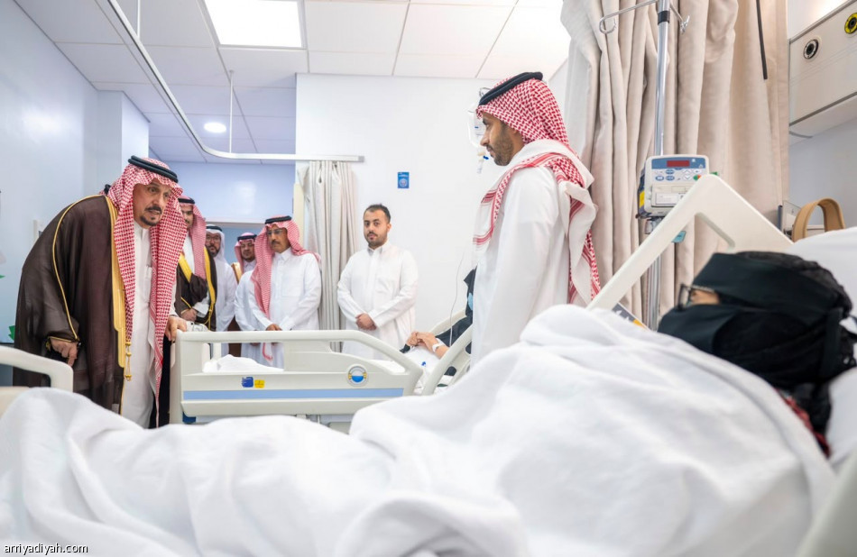 أمير منطقة الرياض يتفقد المصابين جراء عدوان الميليشيا الحوثية الإرهابية