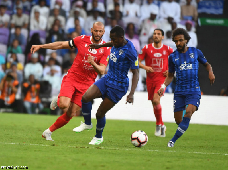 صورة التقطت للخيبري والشهراني ثنائي الهلال يحاولان السيطرة على الكرة وسط مراقبة ياسين الشيخاوي تصوير: بدر الحمد