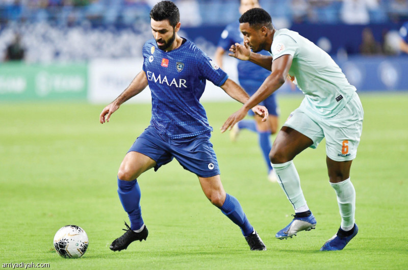 صورة التقطت أمس للسوري عمر خربين لاعب الهلال يحاول الانطلاق بالكرة وسط مضايقة جيجي لاعب الفيحاء تصوير: يزيد الضويحي