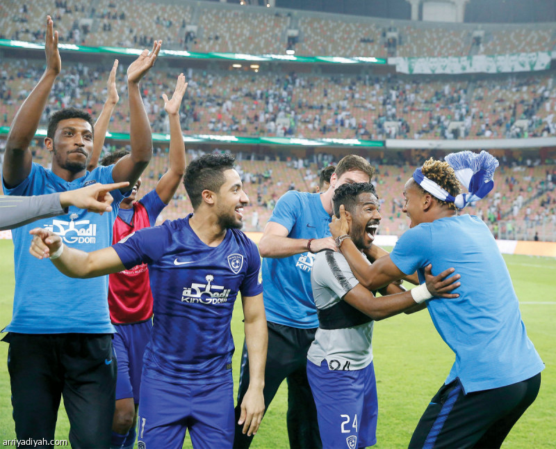 خطف نواف العابد لاعب وسط فريق الهلال الأول لكرة القدم نجومية الاحتفال بالتأهل إلى نهائي كأس زايد للأندية العربية الأبطال برفقة الحارس عبد الله المعيوف.. حيث سدد الأول الركلة الأخيرة وتصدى الحارس لثلاث ركلات ترجيحية من أقدام لاعبي الأهلي.. وفي الصور التي التقطت أمس تظهر احتفالية البيروفي كاريلو مع نواف العابد عقب إعلان تأهل الفريق رسمياً للنهائي تصوير: بدر الحمد
