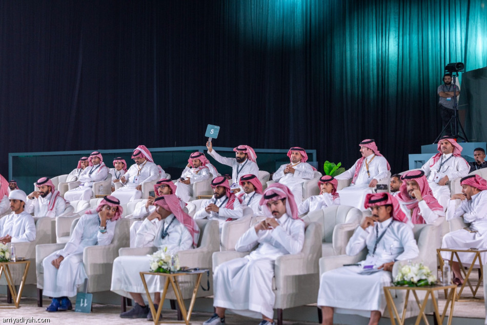بيع صقرين عبر منصة «مزاد إنتاج الصقور»
